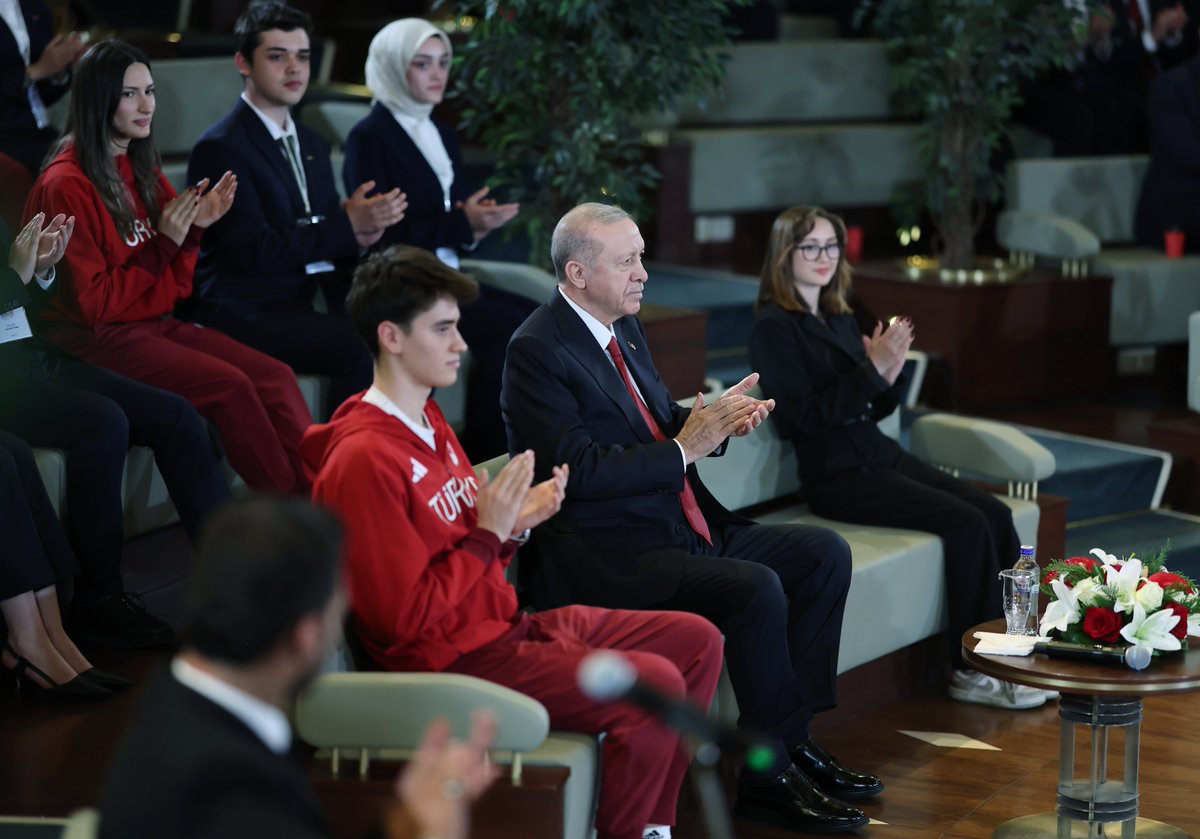 Cumhurbaşkanı Erdoğan Gençlerle Bir Araya Geldi