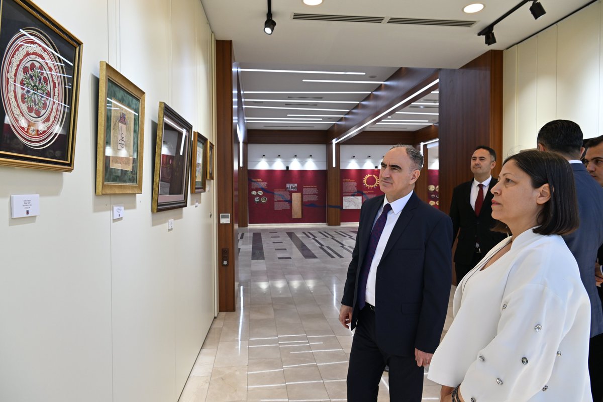 Manisa Valisi Özkan, Hat Sanatları Sergisi'ni Ziyaret Etti
