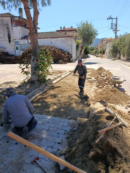 Karacasu'da Yol ve Kaldırım Çalışmaları Devam Ediyor
