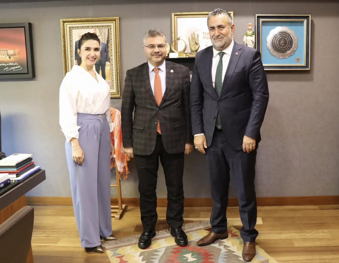 AK Parti Aydın Milletvekili Özmen, Parti İl Başkan Yardımcısı ve Eşini TBMM'de Ağırladı