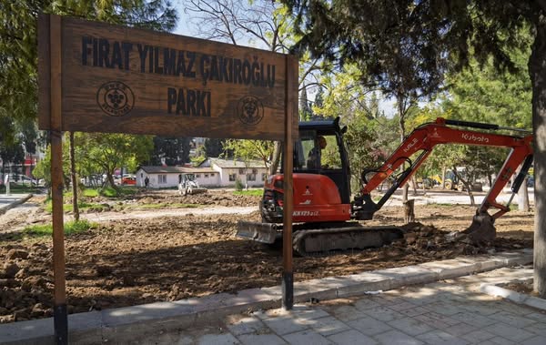 İzmir Büyükşehir Belediyesi Fırat Yılmaz Çakıroğlu Parkı'nı Yeniliyor