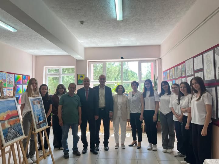 Sındırgı Belediyesi, Makbule Efe Anadolu Lisesi Resim Sergisini Ziyaret Etti