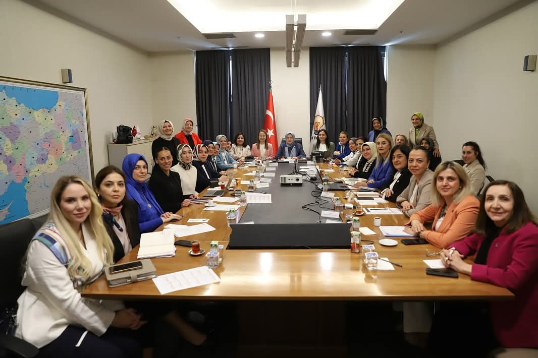 AK Parti Afyonkarahisar İl Kadın Kolları Başkanı, MKYK Toplantısına Katıldı