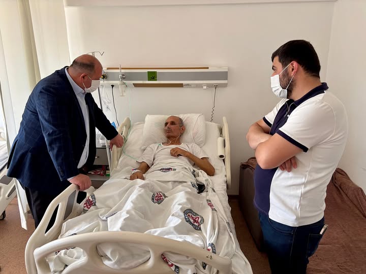 Menderes Belediyesi Heyeti, Küner Muhtarı Kahya'yı Hastanede Ziyaret Etti