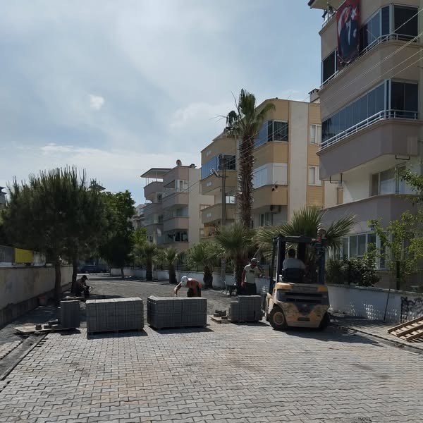 Edremit Belediyesi Sarıkız Mahallesi'nde Kilit Parke Taş Döşeme Çalışmalarına Devam Ediyor