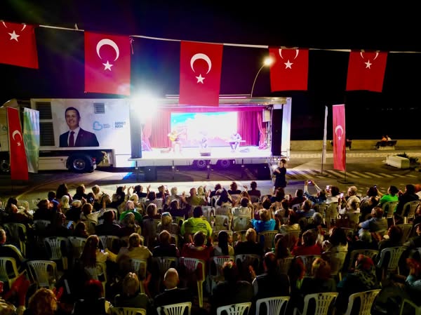 Marmara Adalar'da Balıkesir Büyükşehir Belediyesi Konseri Yoğun İlgi Gördü