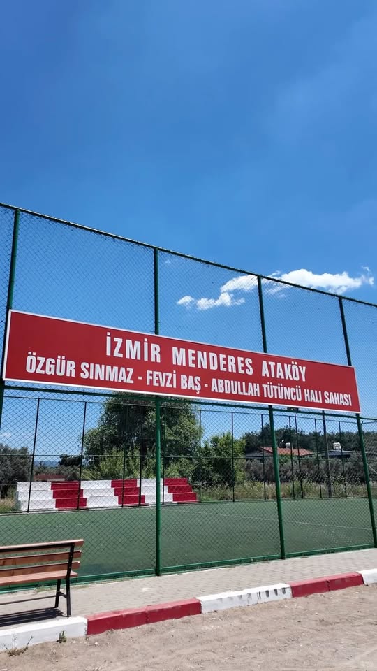 Menderes Belediyesi Ataköy Halı Sahasını Yeniledi