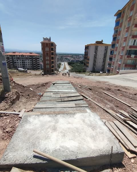 Edremit'te Atatürk Mahallesi'nde Yol Yapım Çalışmaları Sürüyor
