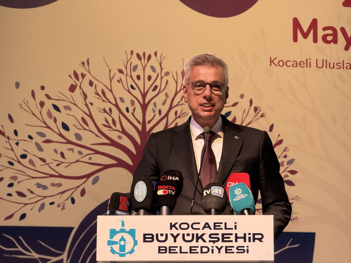 Sağlık Bakanı Memişoğlu, Ebelik Öğrencileri Kongresi'nde Geleceğin Ebe Adaylarıyla Bir Araya Geldi