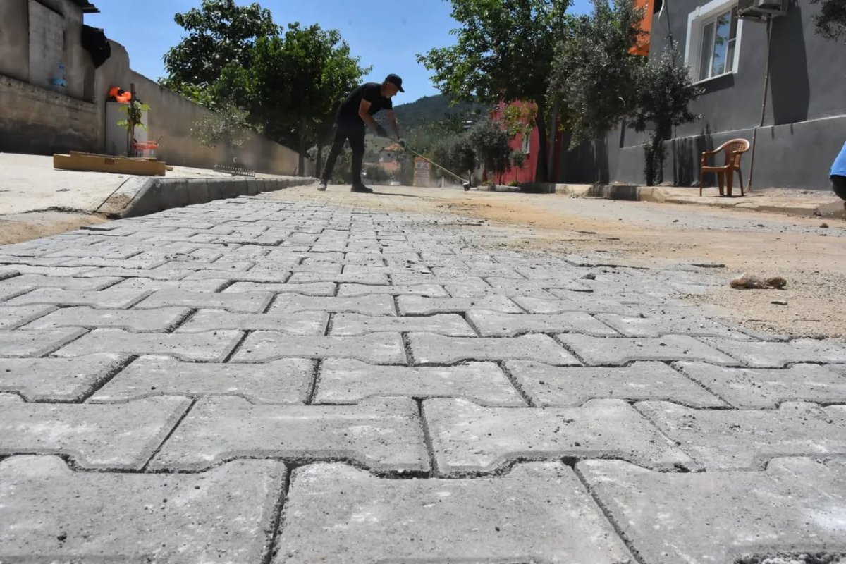 Alaşehir'de Mahallelerde Altyapı ve Düzenleme Çalışmaları Devam Ediyor