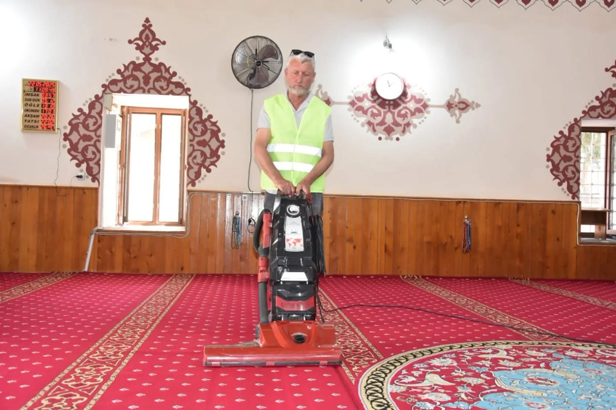 Alaşehir'de Kurban Bayramı Öncesi İbadethaneler Temizleniyor