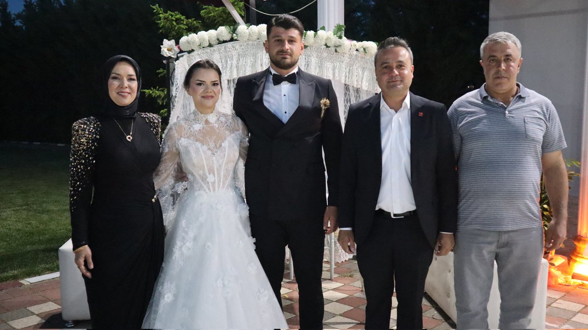 CHP Afyonkarahisar İl Başkanı Erhan, İl Yönetim Kurulu Üyesinin Kızı Şerife'nin Düğün Törenine Katıldı
