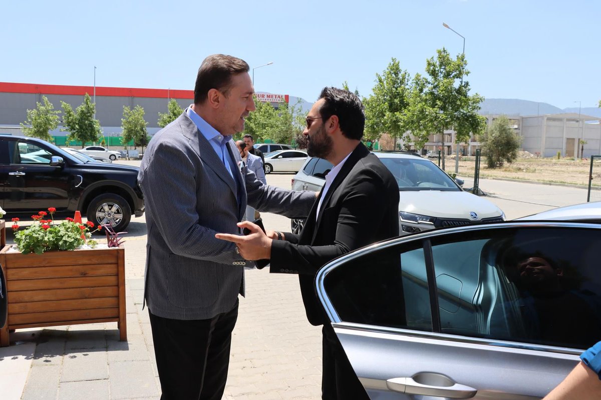 AK Parti Manisa Milletvekili Arınç, Muradiye Organize Sanayi Bölgesi'ni Ziyaret Etti