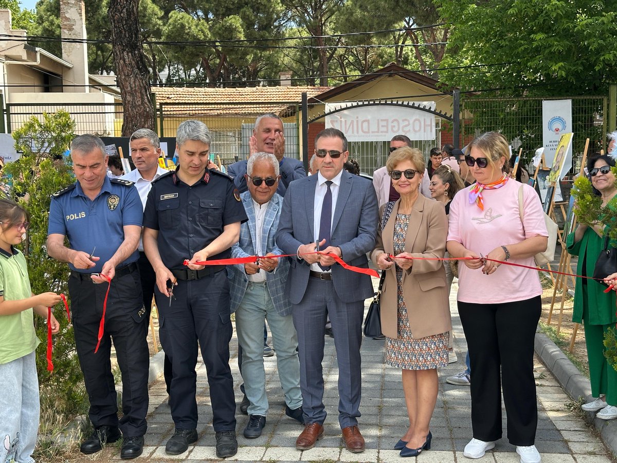 Burhaniye'de Görsel Sanatlar ve Teknoloji Sergisi Açıldı