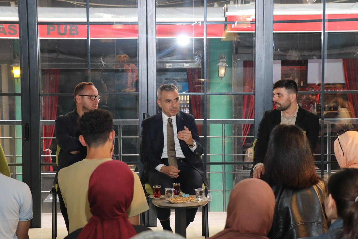Erdek Kaymakamı Atasoy, Beyoğlu Gençlik Merkezi'nde Üniversiteli Gençlerle Buluştu