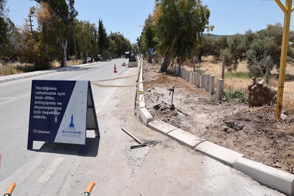 Foça'da Kaldırım Yenileme Çalışmaları Sürüyor