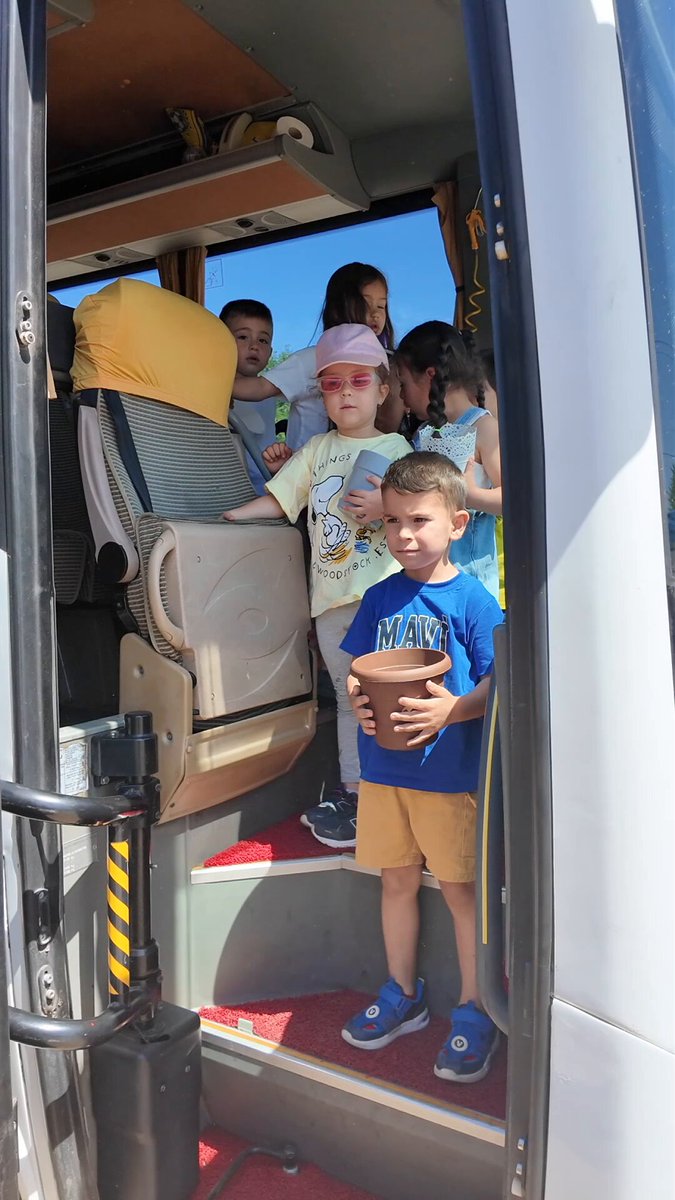 Alaşehir'de Çocuklar Serada Çiçek Yetiştirmeyi Öğrendi