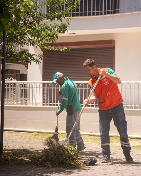 Kuşadası Belediyesi, Güzelçamlı'da Yeşil Alan ve Temizlik Çalışmaları Gerçekleştirdi