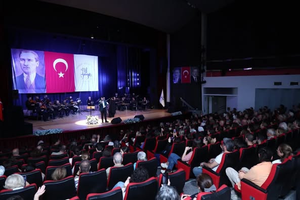 Dokuz Eylül Üniversitesi, İzmir Devlet Türk Dünyası Dans ve Müzik Topluluğu Konserine Ev Sahipliği Yaptı