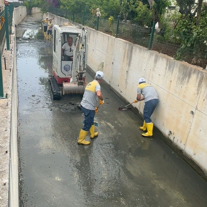 Didim Belediyesi Sağtur Kanalında Temizlik Çalışması Gerçekleştirdi