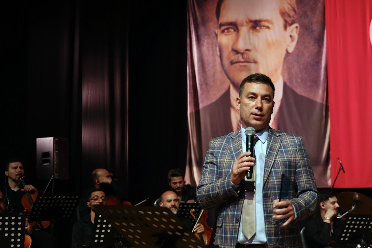 İzmir Devlet Türk Dünyası Dans ve Müzik Topluluğu, DEÜ'de Sezon Finali Gerçekleştirdi