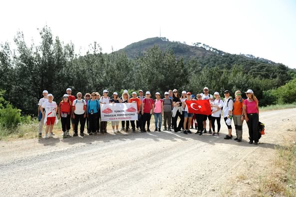 Karşıyaka Belediyesi Gençlerle 19 Mayıs'ı Doğa Yürüyüşüyle Kutladı