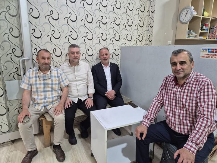 AK Parti Akyazı İlçe Başkanı Ekrem, Siyasi Değerlendirmeler İçin Esnaf Odası Başkanı ve Yerel Yönetim Eski Temsilcileriyle Bir Araya Geldi