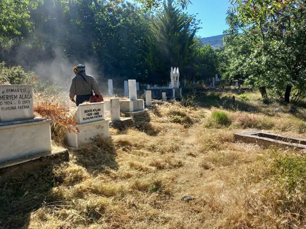 Karacasu Belediyesi Mezarlık Alanlarında Temizlik Çalışmalarına Devam Ediyor