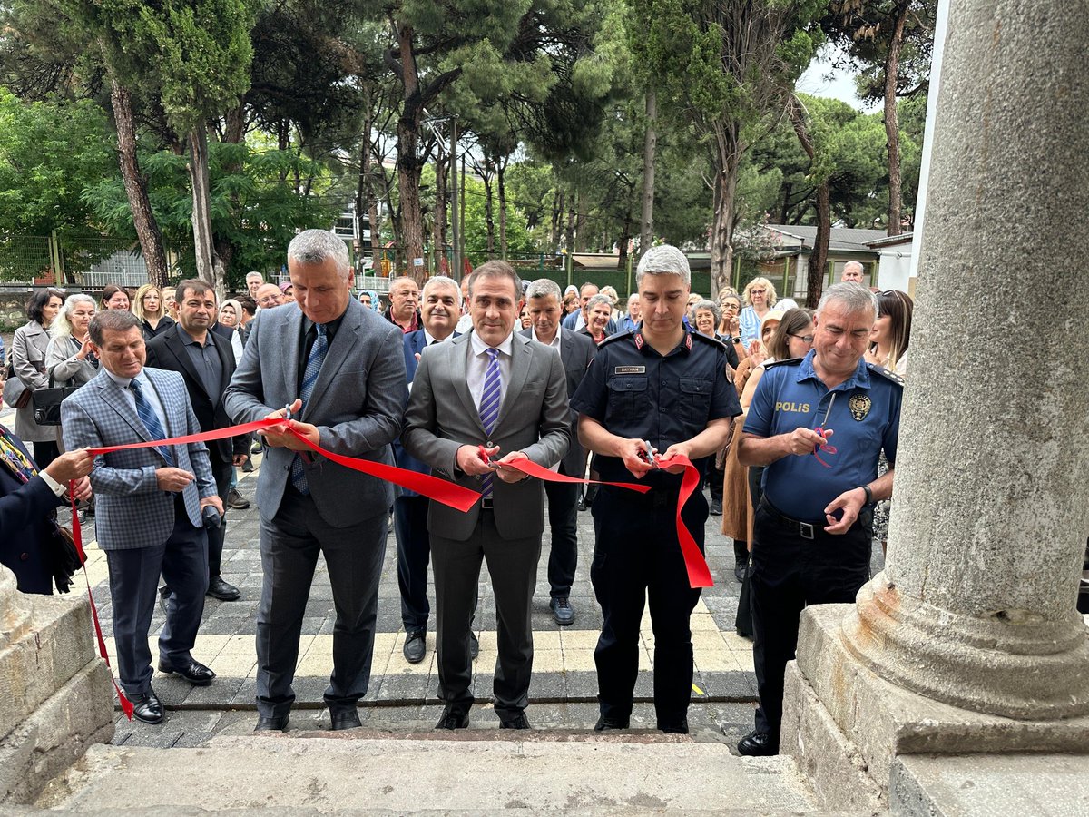 Burhaniye Kaymakamı Memiş, Halk Eğitim Merkezi Resim Sergisini Ziyaret Etti