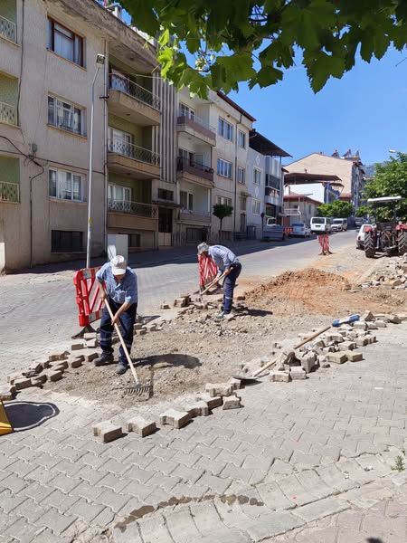 Karacasu'da Yol ve Kaldırım Çalışmaları Devam Ediyor