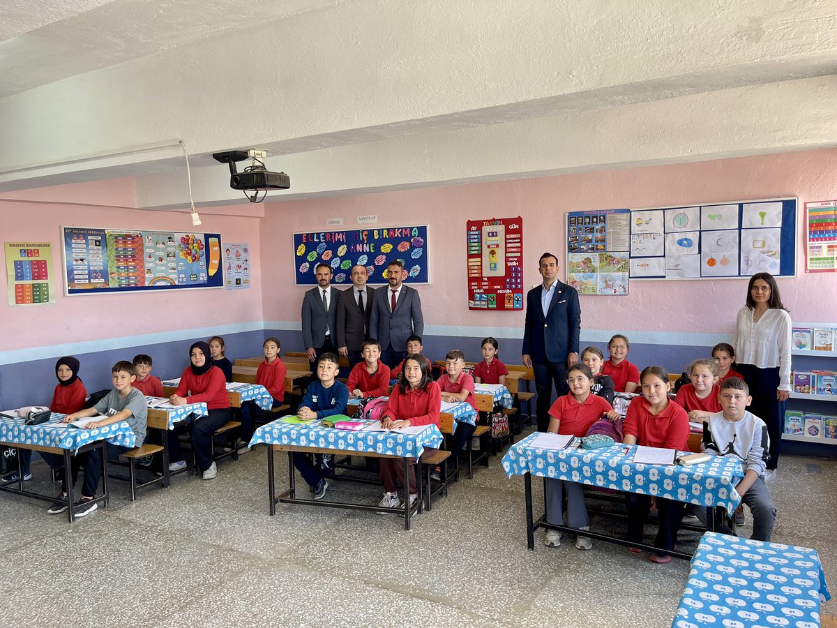 Sinanpaşa Kaymakamı Aslan, Düzağaç'ta Öğretmen ve Öğrencilerle Buluştu