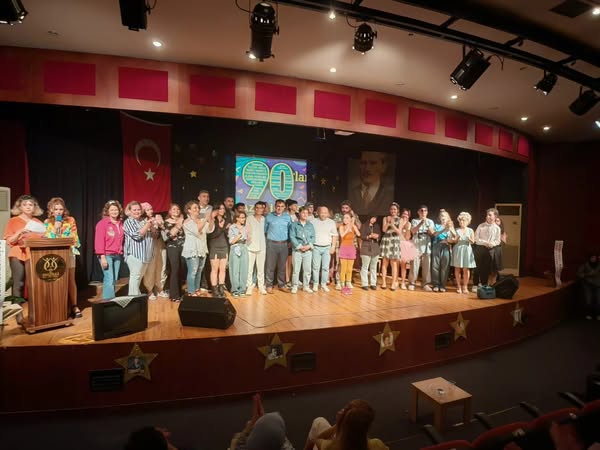 Nazilli Lisesi 90'lar Gecesi ile Nostalji Rüzgarı Estirdi