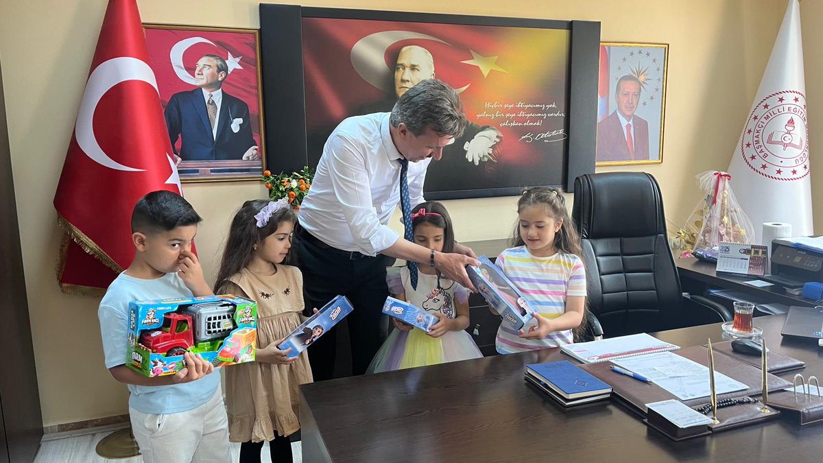 Başmakçı Öğretmen ve Öğrencileri İlçe Milli Eğitim Müdürünü Ziyaret Etti