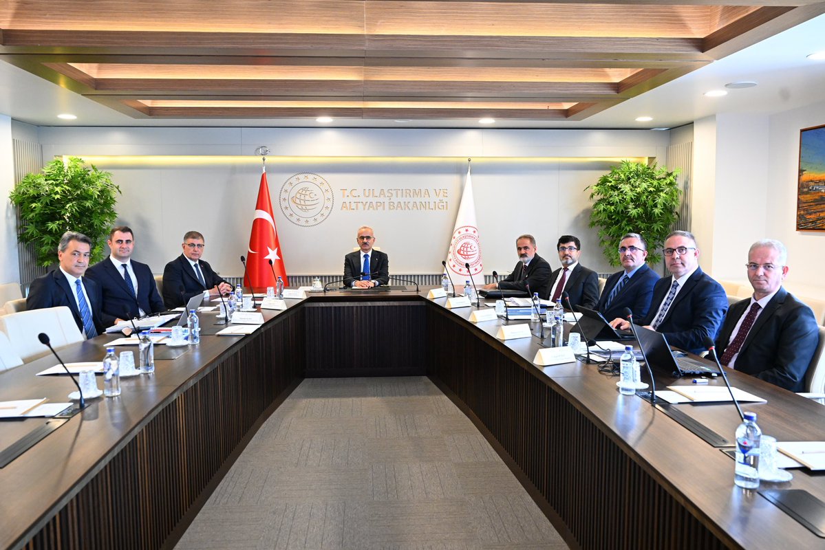 Ulaştırma ve Altyapı Bakanı Uraloğlu, İzmir Büyükşehir Belediye Başkanı Tugay ile İstişare Toplantısı Gerçekleştirdi