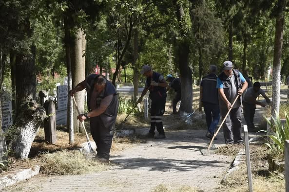 Dursunbey Mezarlıkları Bayram Öncesi Temizleniyor