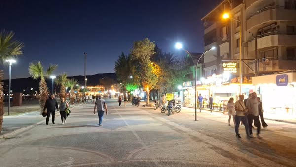 Akçay Kordonu Yeni Işıklandırmasıyla Hizmete Sunuldu