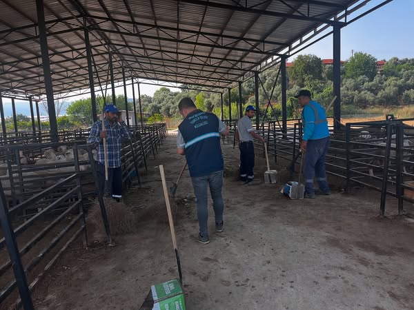 Kiraz Belediyesi Gırlı Hayvan Satış ve Kesim Yeri'nde Çevre Temizliği Yapıldı