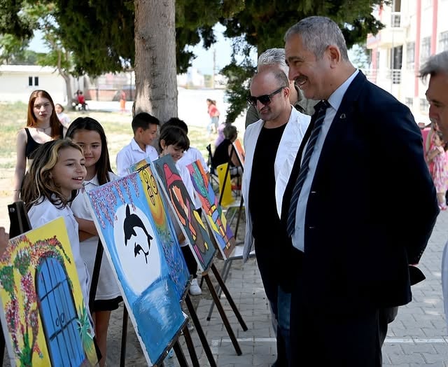 Kuşadası'nda Resim Sergisi Öğrencilerin Eserlerini Sergiledi