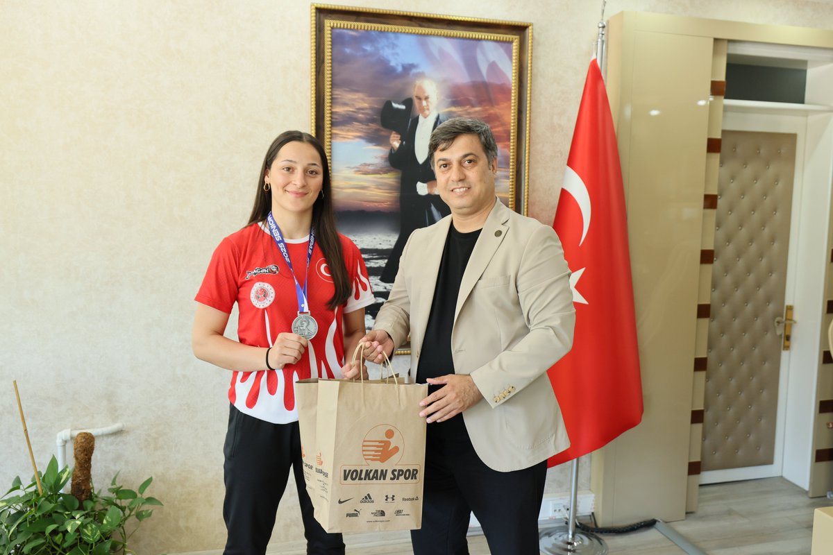 Manisa'da Dünya Muaythai Şampiyonası'nda Derece Yapan Sporcu Ödüllendirildi