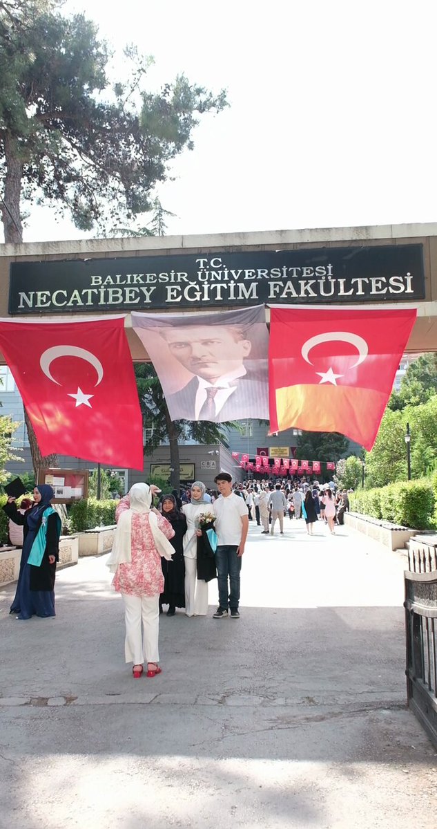Balıkesir Üniversitesi Necatibey Eğitim Fakültesi'nde Mezuniyet Coşkusu