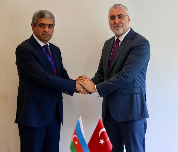 Çalışma ve Sosyal Güvenlik Bakanı Işıkhan, Uluslararası Çalışma Konferansı'nda Azerbaycanlı Muhatabıyla Bir Araya Geldi