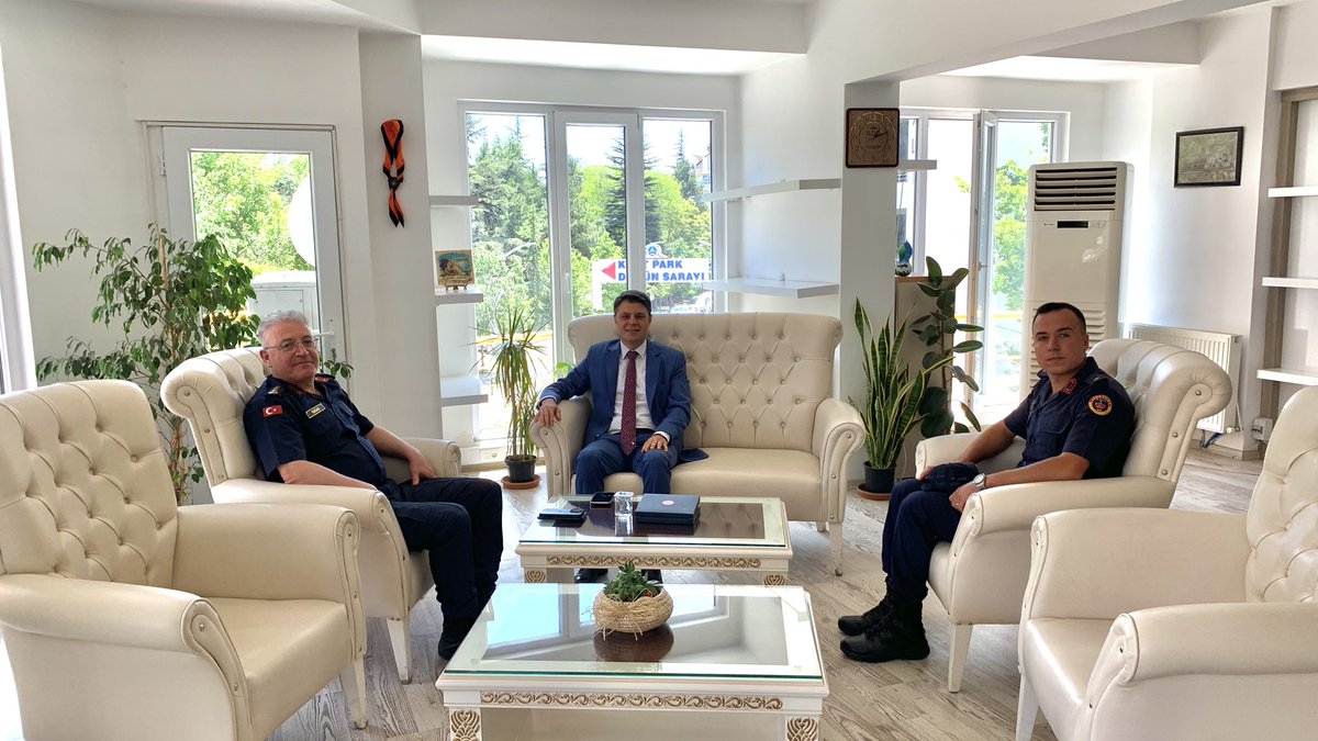 Afyonkarahisar İl Jandarma Komutanı, Sandıklı Kaymakamına Veda Ziyareti Gerçekleştirdi