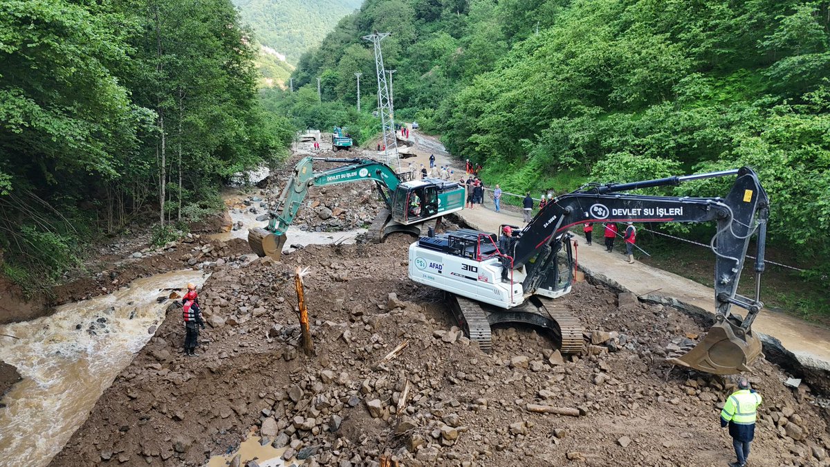 Akçaabat'ta Yıkılan Köprü Yerine Geçici Yol Yapısı İnşa Edildi