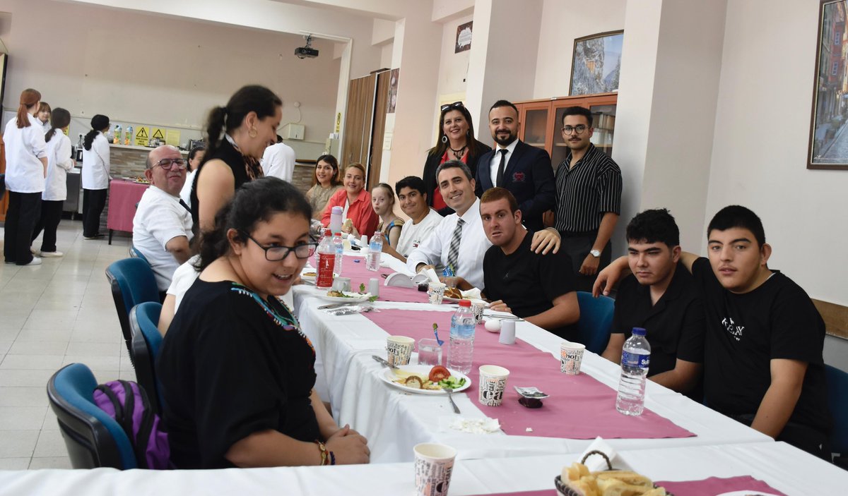 Didim Kaymakamı ve İlçe Yetkilileri Özel Eğitim Öğrencileriyle Kahvaltı Yaptı