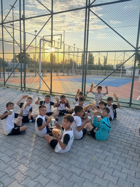 Kepsut Belediyesi Genç Futbolcuları Mangal Keyfiyle Dinleniyor