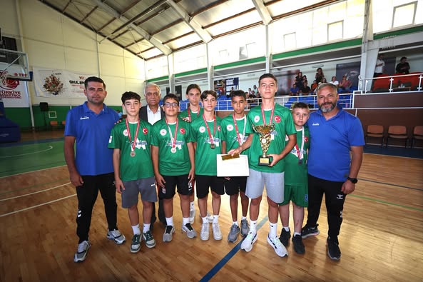 Urla Belediyesi, Yarımada Spor Oyunları'nda Başarılı Sporcuları Ödüllendirdi