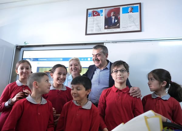 Milli Eğitim Bakanı Tekin, Erzurum'da Öğrenci ve Öğretmenlerle Bayramlaştı