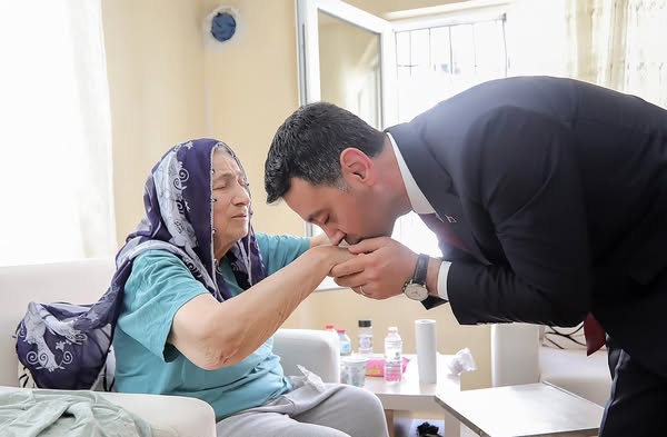 Bayraklı Belediyesi, Kurban Bayramı'nda Onur Mahallesi'nde Vatandaşlarla Buluştu