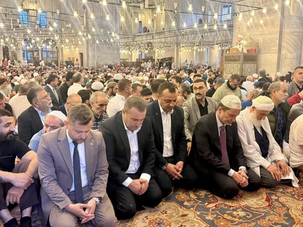Yeniden Refah Partisi Genel Başkanı Fatih Camii'nde Bayram Namazı Kıldı