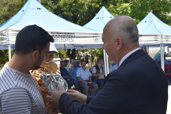 Dursunbey'de Bayramlaşma Programı Eski Belediye Hizmet Binası Önünde Gerçekleştirildi
